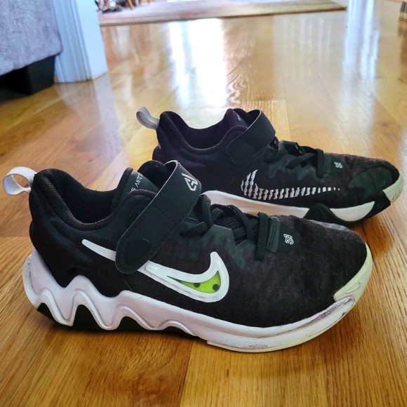 Nike Shoes Nike Sneakers Black White Youth Size 3 Poshmark